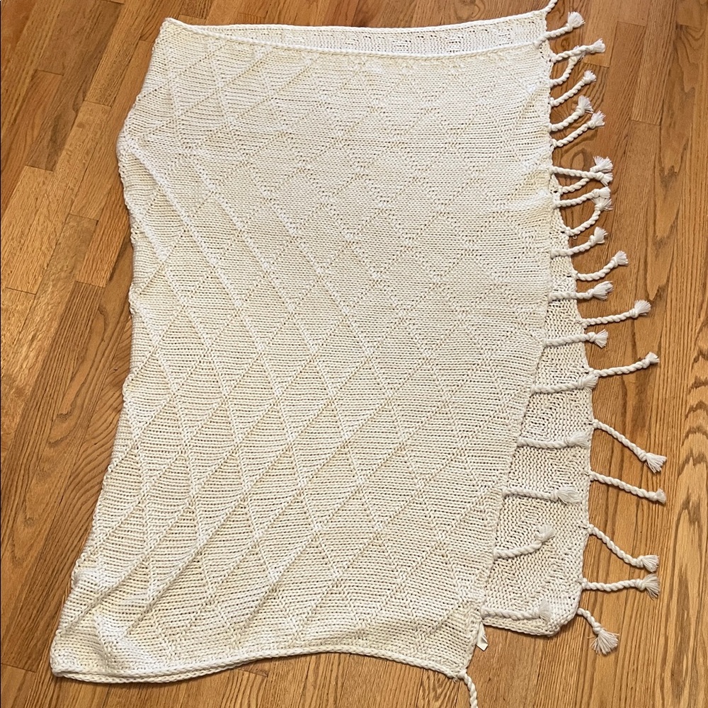 Pottery Barn Bluma Chunky  Knit Tassel Throw Soft White  50 x 60" - Picture 9 of 12
